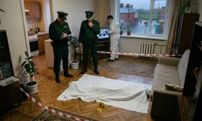 Женщину нашли мёртвой с ножевыми ранениями в собственном доме, подозреваемого задержали