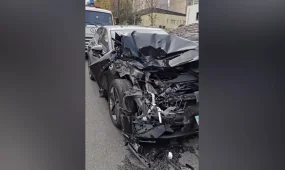 Алматыда жүк көлігі аялдамаға соғылды