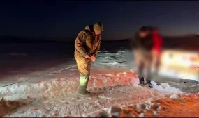 В ВКО спасатели вытащили из снежной ловушки семью с ребёнком