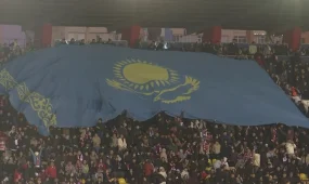 50-метровый флаг Казахстана развернули во время футбольного матча в Актобе