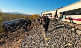 46 человек погибли при столкновении двух поездов
