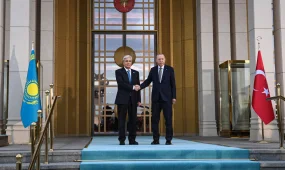 Токаева торжественно встретили в Анкаре