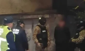 Алматыда көшеде қару алып жүрген ер адам ұсталды
