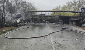 Международный автобус загорелся после столкновения двух грузовиков