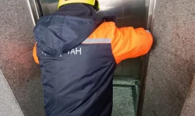 Көпірдің лифтінде бала қамалып қалды