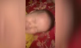 Таразда тілі шықпаған нәрестені төпелеп ұрып жатқан видео әлеуметтік желіге тарады