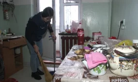 Жамбылдық еріктілер 80 жастағы II топ мүгедегі, жалғызбасты зейнеткер анаға көмек көрсетті