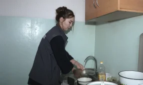 Волонтёры "Жастар рухы" оказали помощь 78-летней одинокой пенсионерке в Таразе