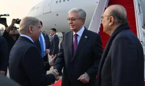 Мемлекет басшысын Исламабад әуежайында Президент Асиф Али Зардари мен Премьер-министр Шахбаз Шариф қарсы алды