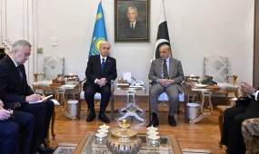 Токаев и Шариф обсудили ключевые направления сотрудничества в узком формате
