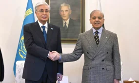 Мемлекет басшысы Қасым-Жомарт Тоқаев пен Премьер-министр Шахбаз Шариф шағын құрамда келіссөз жүргізді