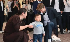 Теннисші Александр Бублик баланың тұсауын кесті