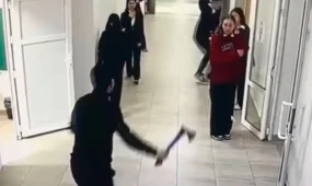 Атырауда қатарластарын балтамен қуалаған оқушыға қатысты қылмыстық іс қозғалды