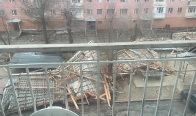 Жаңатаста қатты желден үйлердің шатыры ұшып кетті