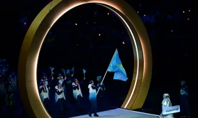 Қазақстанның Мемлекеттік Туын Денис Никиша мен Аяулым Әмренова алып шықты