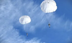 200-ге жуық сарбаз алғаш рет парашютпен секірді