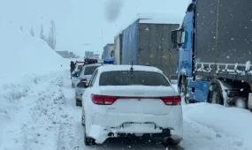 Жамбылда қар қалың жауап, жүкті әйел кептелісте қалып қойды