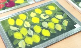 Санитарный врач на пенсии создает картины из войлока в Костанае