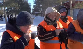 «Жастар Рухы» белсенділері коммуналдық сала қызметкерлеріне ыстық шай мен тәттілер таратты