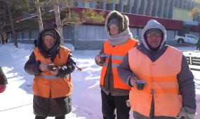 Горячим чаем со сладостями угостили работников коммунальных служб активисты МК «Жастар Рухы»