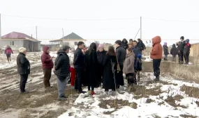 Алматы облысы Исаев ауылының оқушылары мектепке бару үшін үш аяқ киім ауыстырады