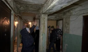 "Это все может рухнуть": жильцы аварийного общежития в Актобе несколько лет просят расселить их из опасного дома