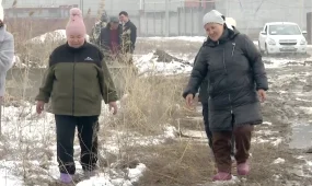 Дети вынуждены пропускать школу из-за разбитых дорог в селе Исаево Алматинской области