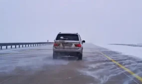 Өскеменде көктайғақ салдарынан жүздеген көлік қаладан шыға алмай қалды