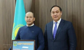 Облыс әкімі Таразда 13 жасар қызды құтқарып қалған тұрғынға сыйақы табыстады