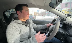 Поющее такси ездит по улицам Усть-Каменогорска