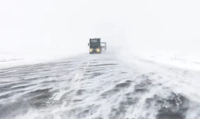 Ақтөбеде қар құрсауында қалған автокөлікке құтқарушылар көмектесті