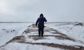 По ту сторону дамбы: пострадавший в результате паводков дом североказахстанца остался один в поле