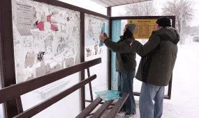 Активисты «Жастар Рухы» расклеили информационные плакаты о предстоящем референдуме