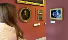 В Лувре повесили фотографию оскандалившегося принца Эндрю