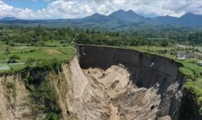 Жер сілкінісінен алып шұңқыр пайда болды