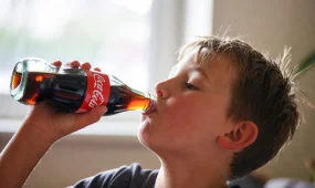 Во Владивостоке 12-летний подросток попал в больницу после злоупотребления газировкой