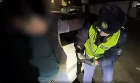 Алматыда ер адам есірткі таратып жүрген жерінде қолға түсті