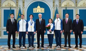 Глава государства наградил чемпиона ХХV зимних Олимпийских игр Михаила Шайдорова