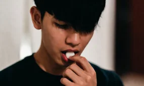 Ученые создали «умную» жвачку против кариеса