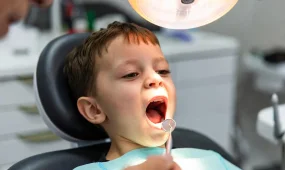 Кариес как тревожный сигнал: ученые связали проблемы с зубами в детстве с риском инсульта