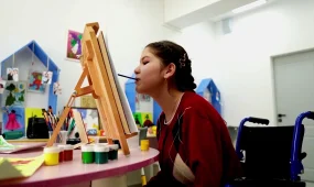 Түркістанда тісімен сурет салатын қыз тұрады