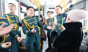 Ұлттық ұланның Ерлер хоры аруларды мерекемен құттықтады