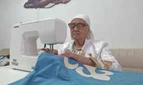 91-дегі қарағандылық кейуана қыз жасауын тігеді