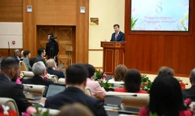 Председатель Мажилиса поздравил коллег с Международным женским днём