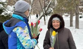 Волонтеры Астаны раздали женщинам цветы