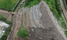 Семь человек погибли при обрушении мусорного полигона в Индонезии