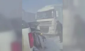 Сильная метель, порывистый ветер со снегом и нулевая видимость стали причиной цепного ДТП на трассе Астана – Караганда