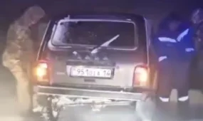 Буран и нулевая видимость: спасатели 4 километра вели машину по трассе пешком