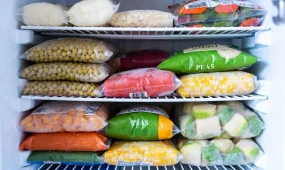 Учёные предупредили об опасности хранения продуктов в обычных пакетах в морозилке