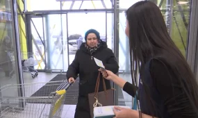 Республикалық референдумның мән-маңызын түсіндіру үшін белсенділер  халық көп жиналатын орындарда ақпарат таратуда